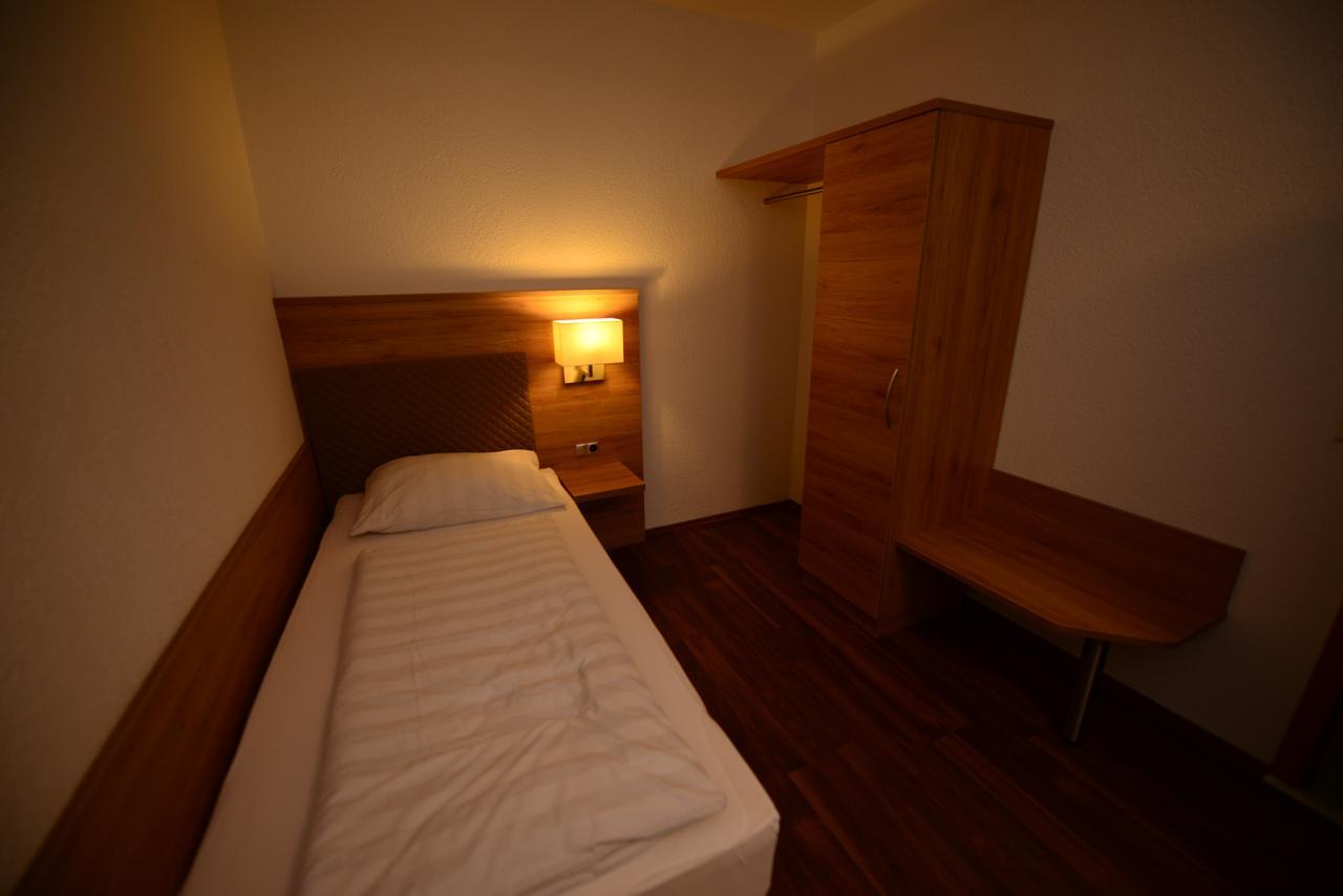 Single Room,642130668:JPEG